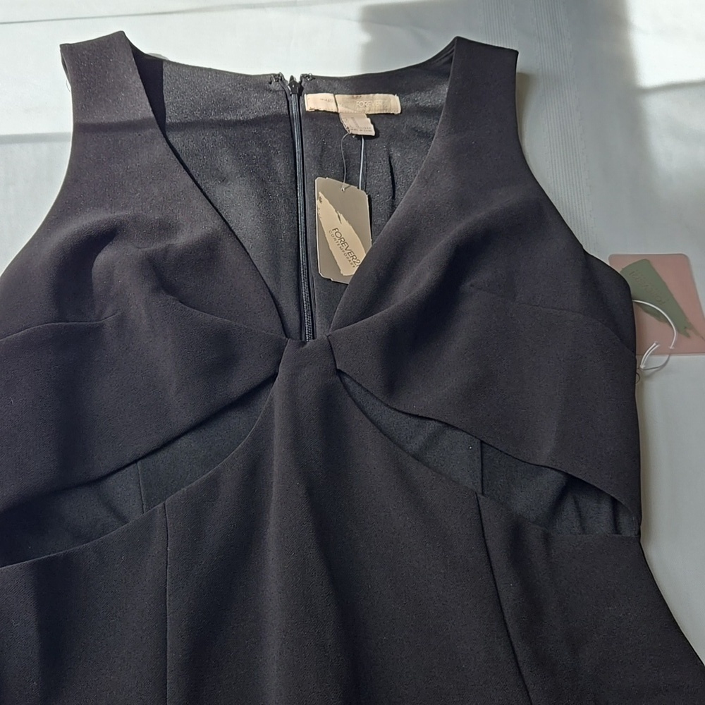 Elegant Black Sleeveless Dress - Picture 2 of 6